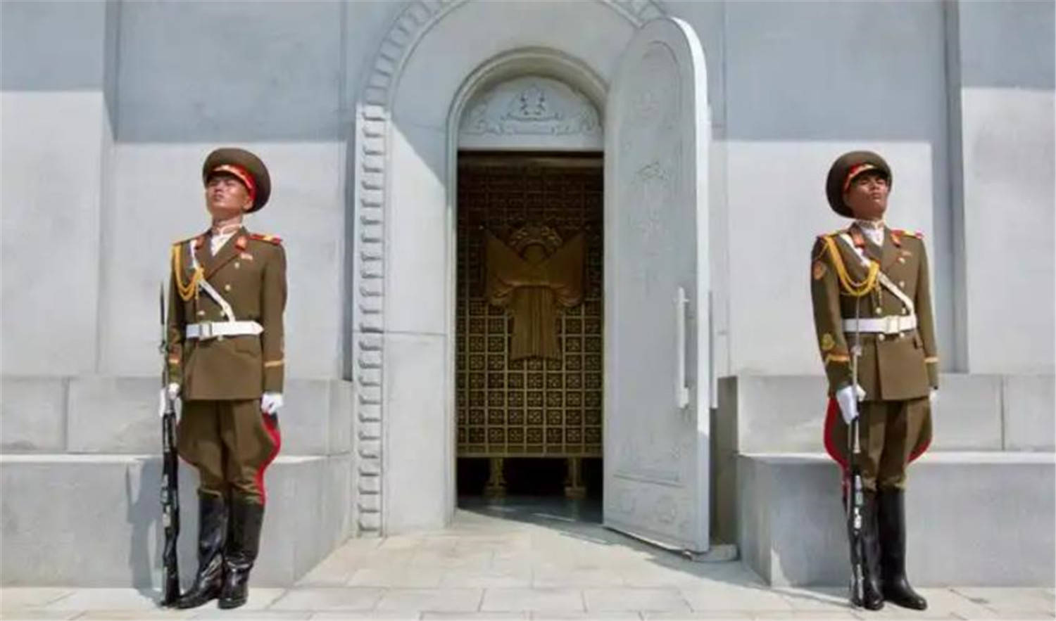 斯托克城vs西布朗_金正恩访华之前斯托克城vs西布朗，特意带着花去了一个地方，中国人一看，热泪盈眶