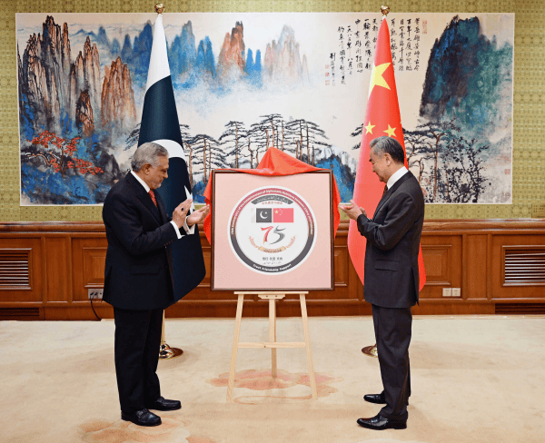 皇冠A盘_王毅：皇冠A盘我们从不认为哪一个国家可以充当国际警察